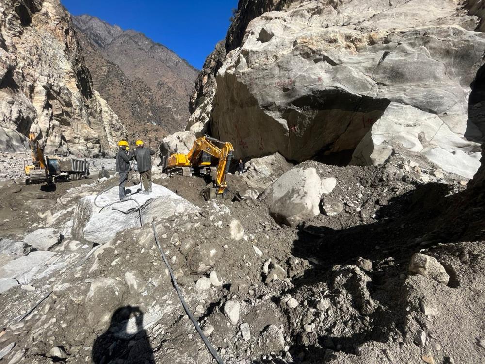 Drilling of big boulders in Dam Pit area