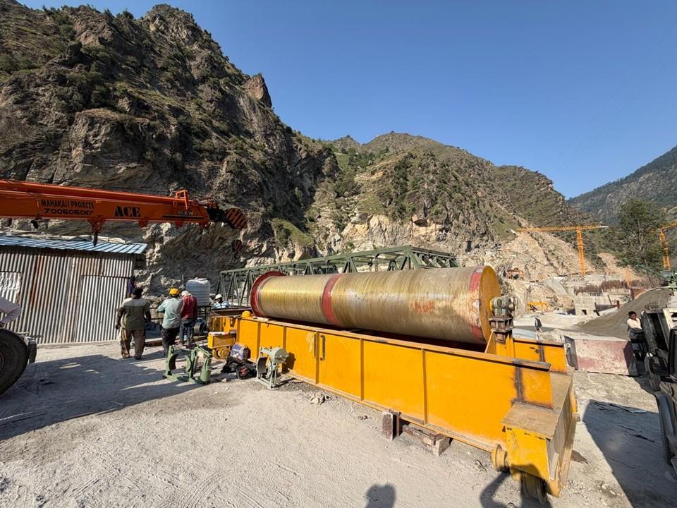 CROSS TRAVEL OF GANTRY FOR PRESSURE SHAFT-1 LINER ERECTION