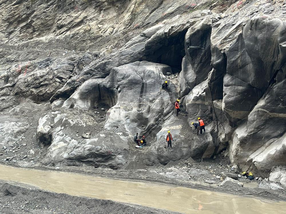 Cleaning of Exposed Rock surface in S4 Block