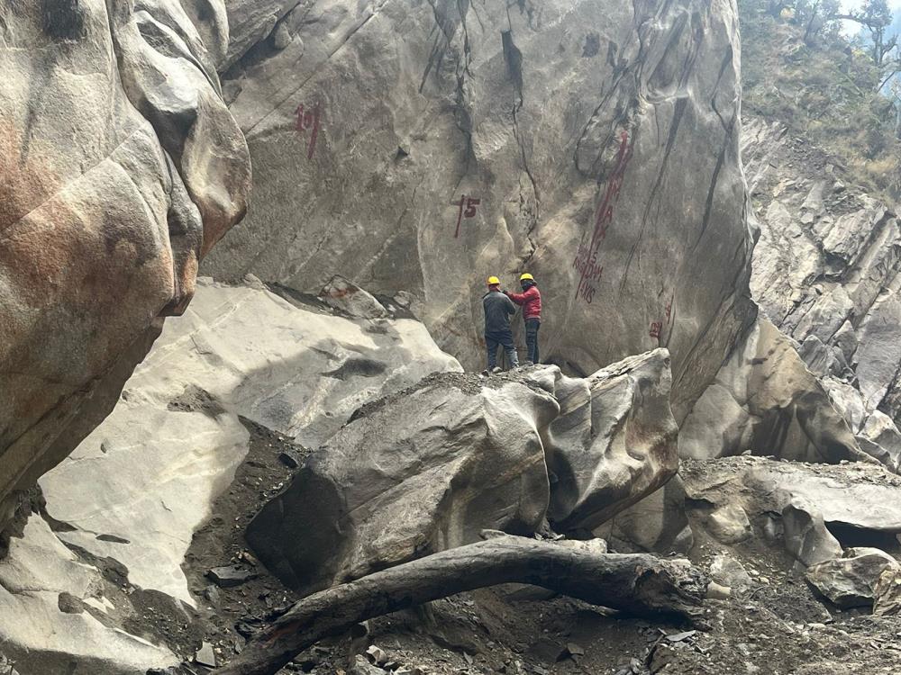 Drilling of big boulders in S5 block