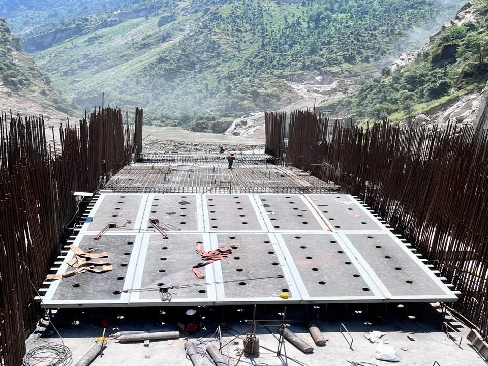 HM-Works: Bottom Liners in orifice spillway radial gate