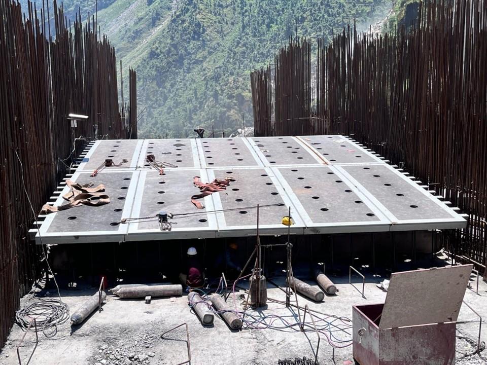 HM-Works: Bottom Liners in orifice spillway radial gate