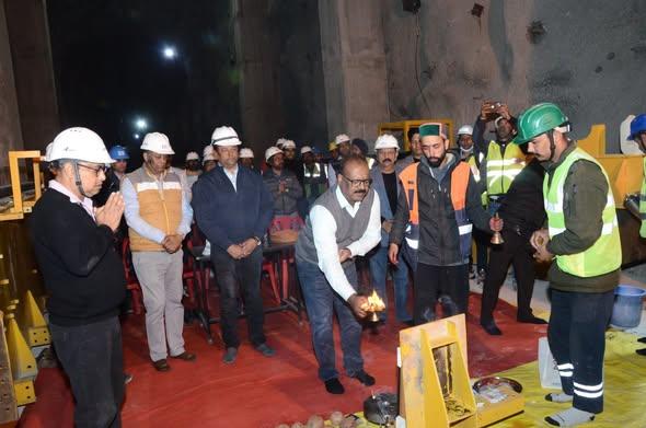 पकल दुल जलविद्युत परियोजना में प्रमुख निर्माण कार...